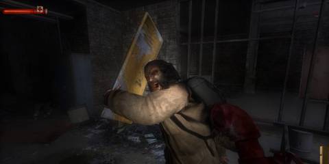 An enemy attacking the player with a steel board in Condemned: Criminal Origins