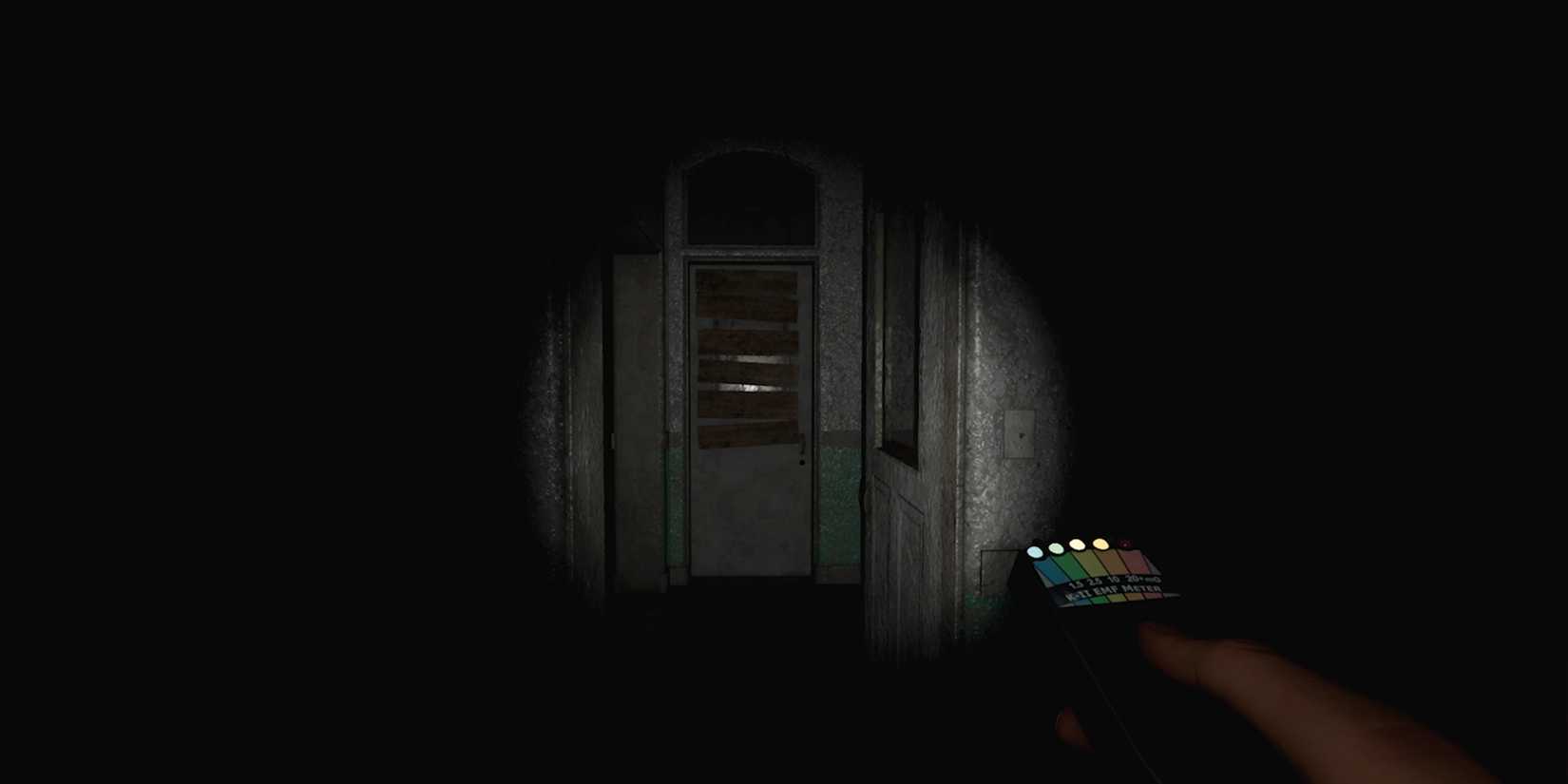 Player using an EMF Meter in Phasmophobia