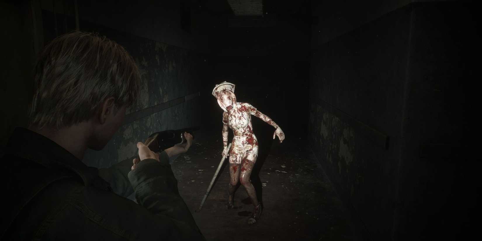 Silent Hill 2 Player aims for the enemy's shotgun.