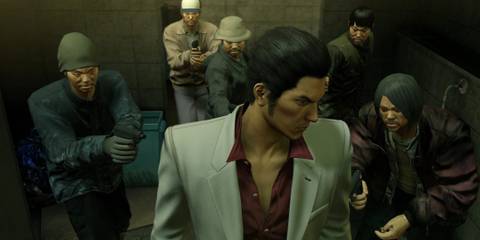 Kazuma Kiryu prepares to battle thugs in Yakuza Kiwami