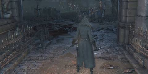 A player dual-wielding the Blades of Mercy in Bloodborne