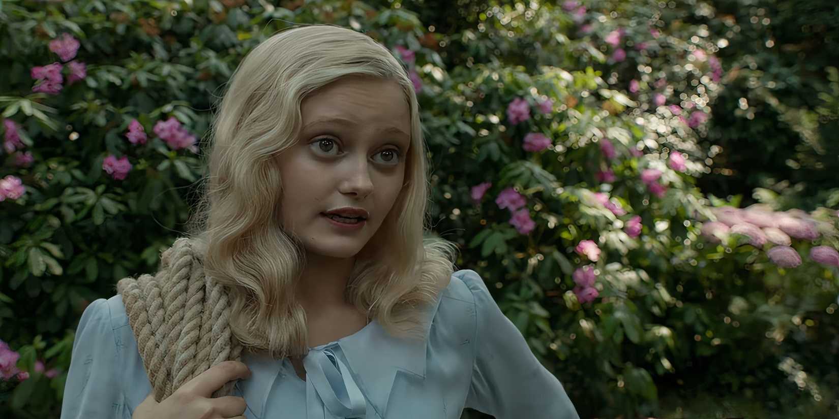 Ella Purnell as Emma Bloom in Miss Peregrine's Home for Peculiar Children