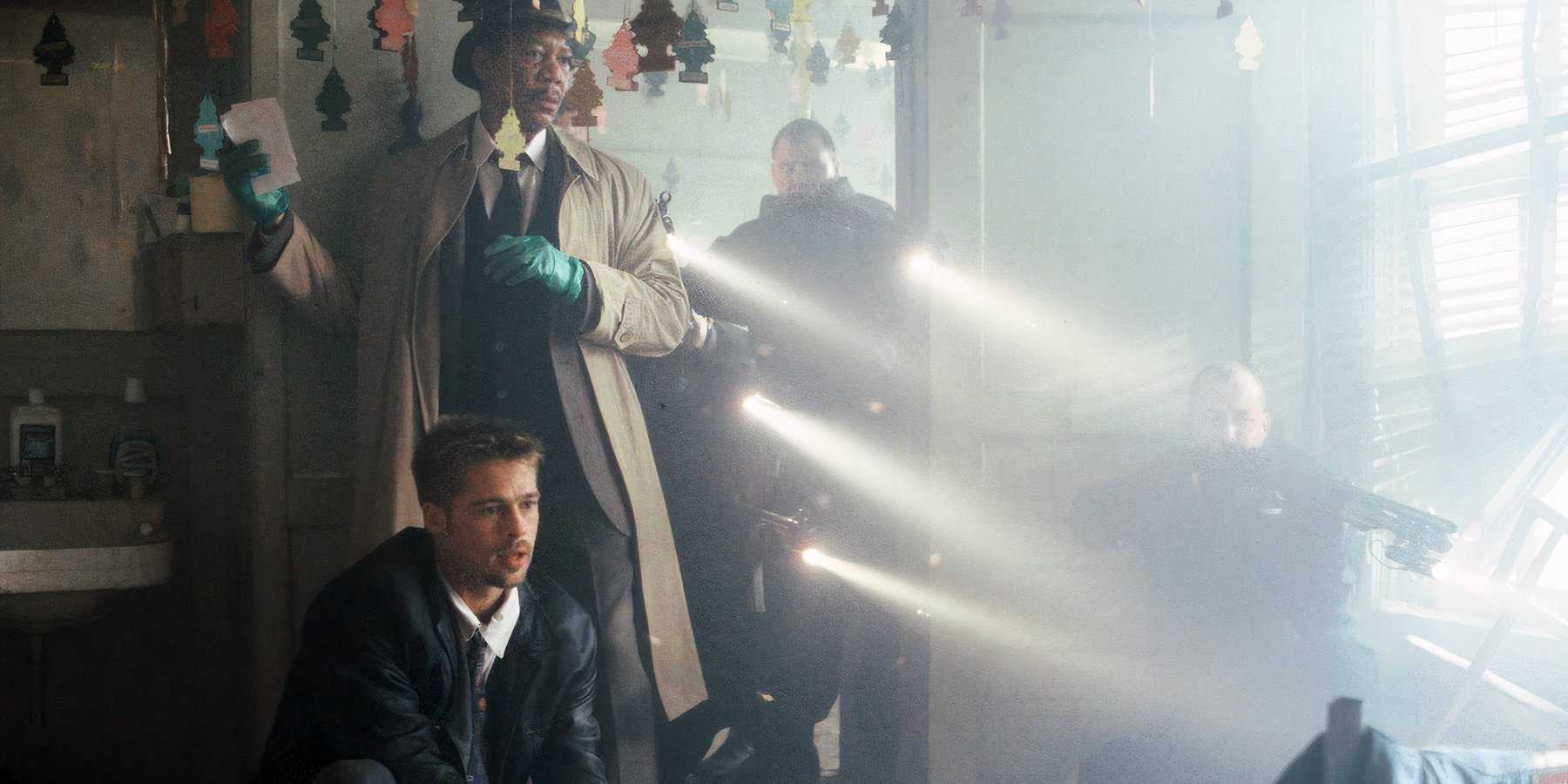 Mills (Brad Pitt) and Somerset (Morgan Freeman) looking at a crime scene in Se7en