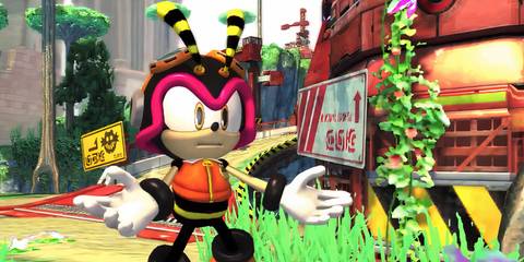 Charmy the Bee holding his hands up 