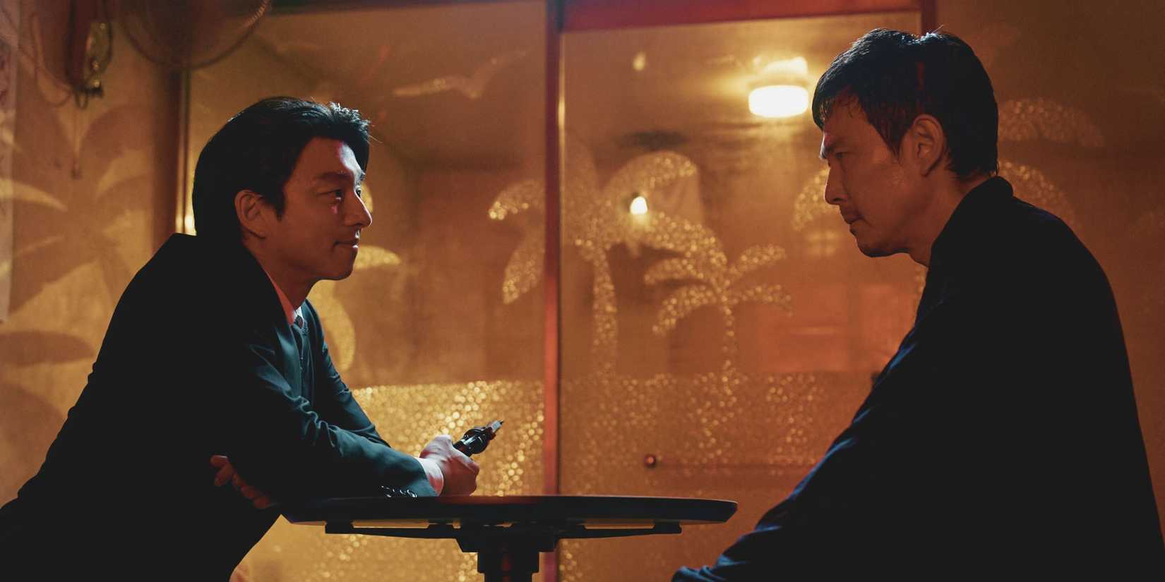 Gi-Hun and the recruiter playing Russian roulette