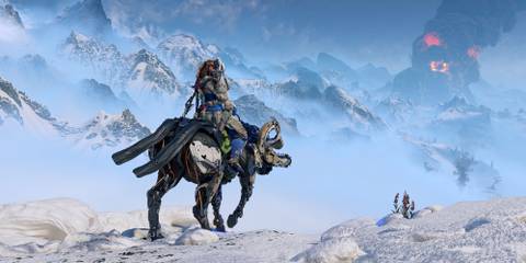 Aloy exploring the world on top of a machine.