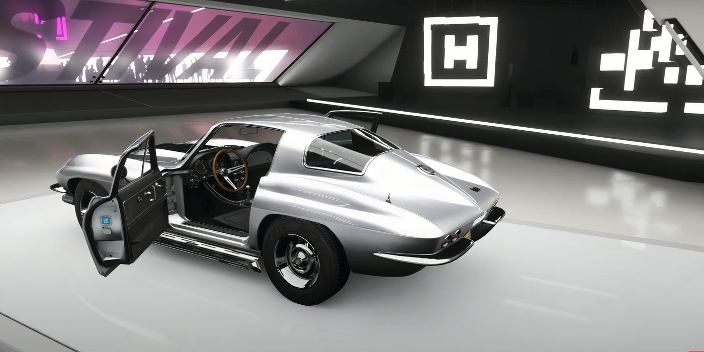 Forza Horizon 4 1967 Chevrolet Corvette Stingray 427 in garage doors open