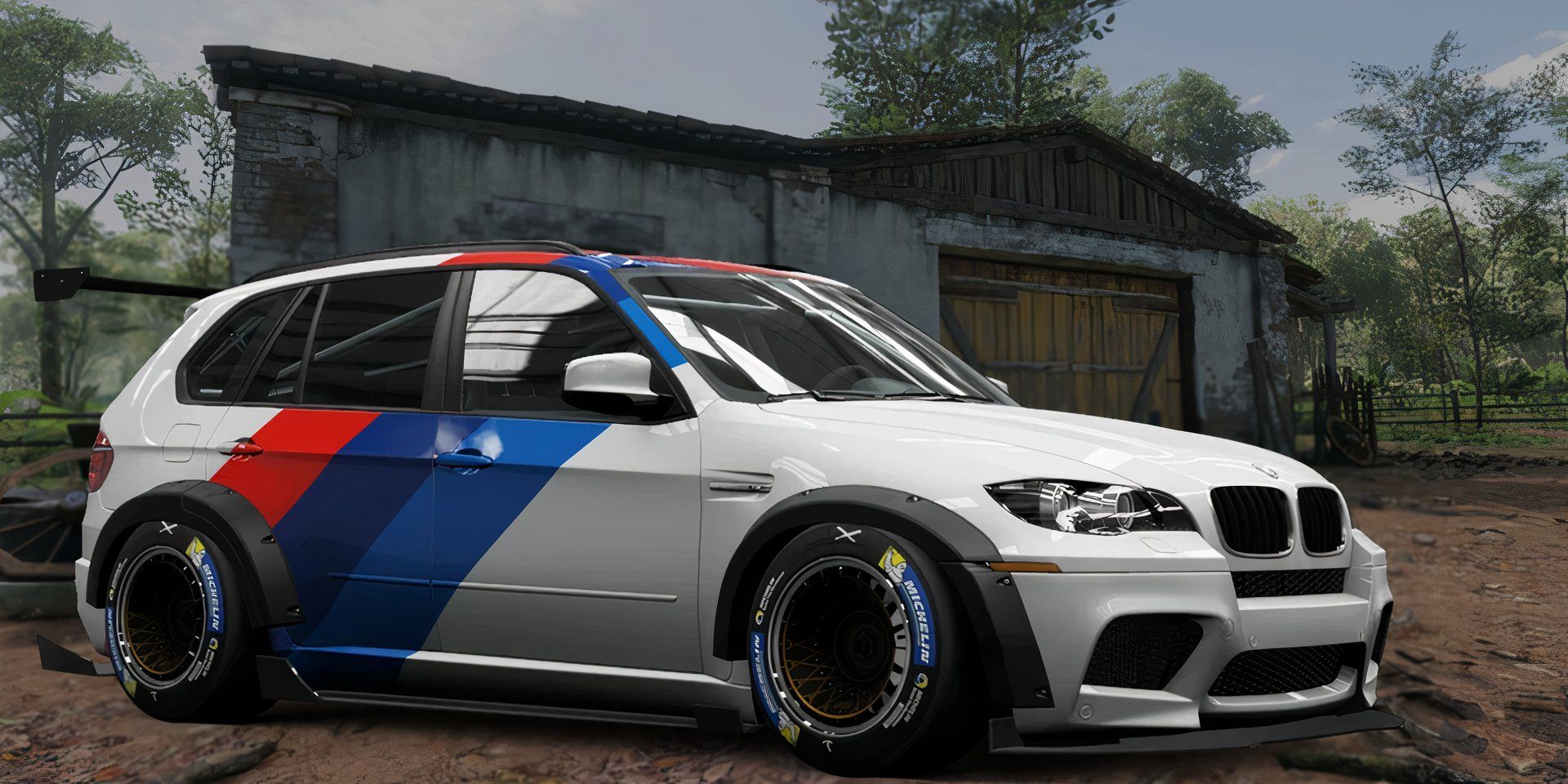 Forza Horizon 5 BMW X5 M 2011 Fe in front of barn