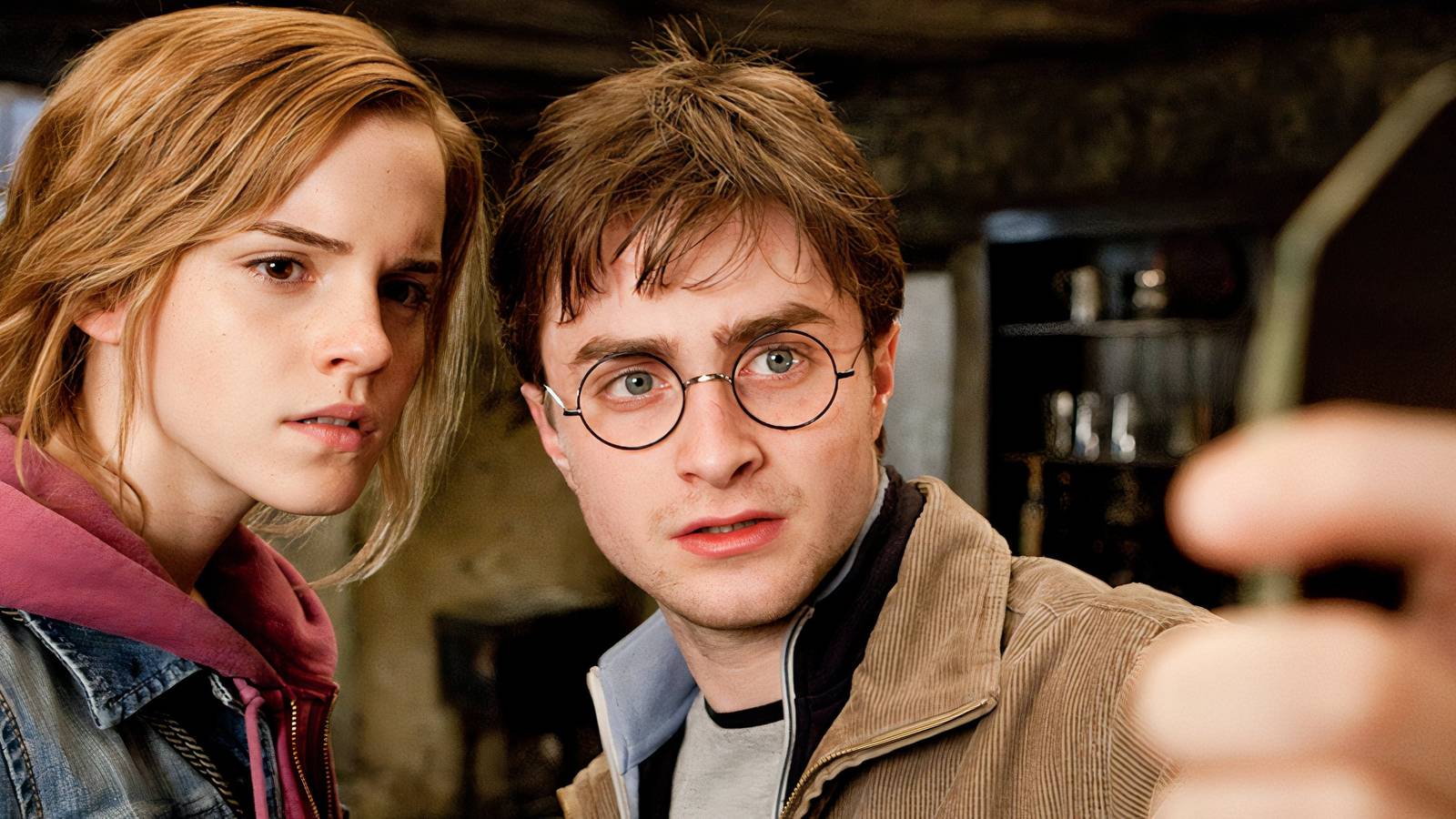 Harry Potter and Hermione with the two-way mirror 