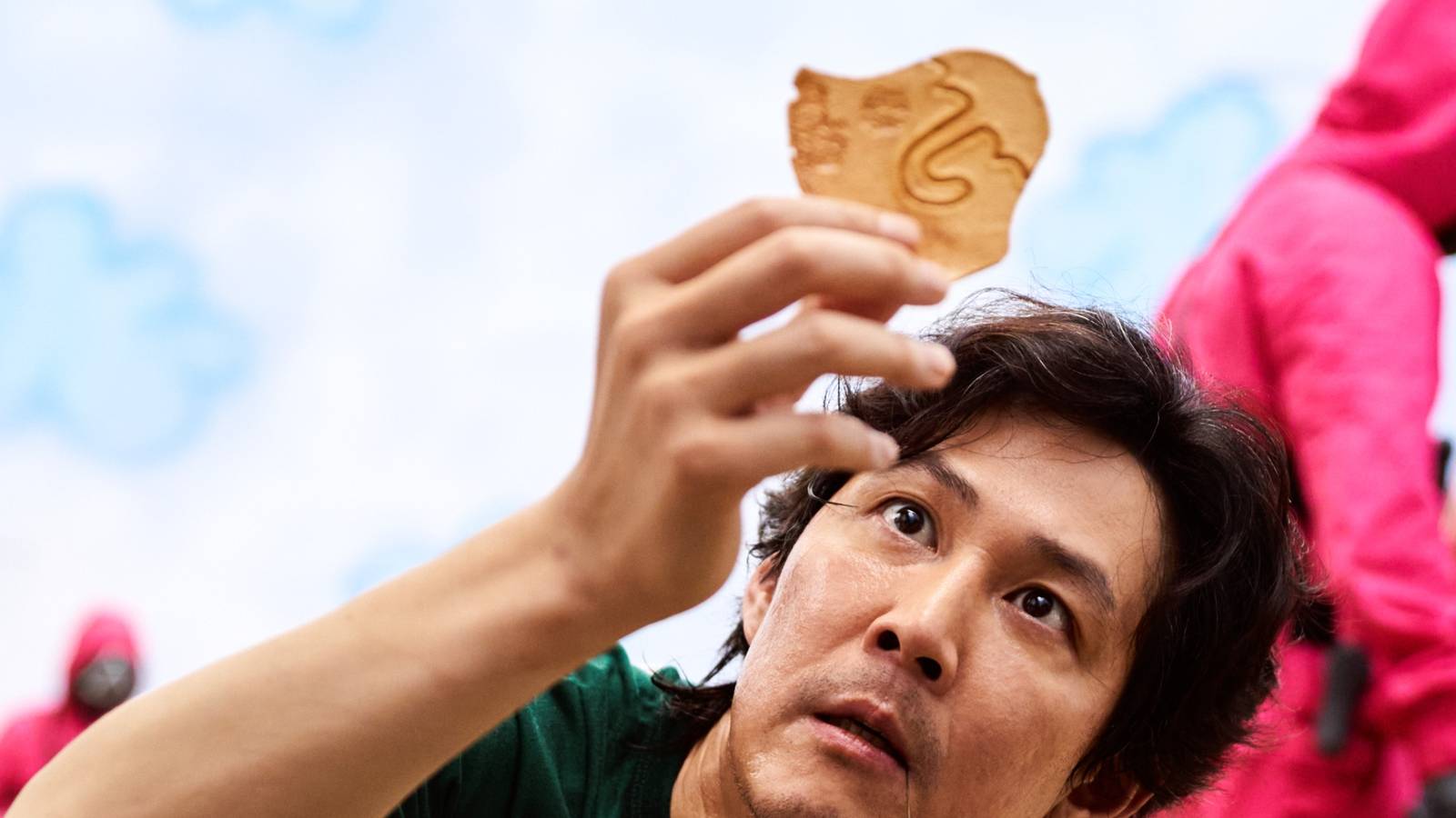 player 456 holding a sugar cookie in squid games season 1