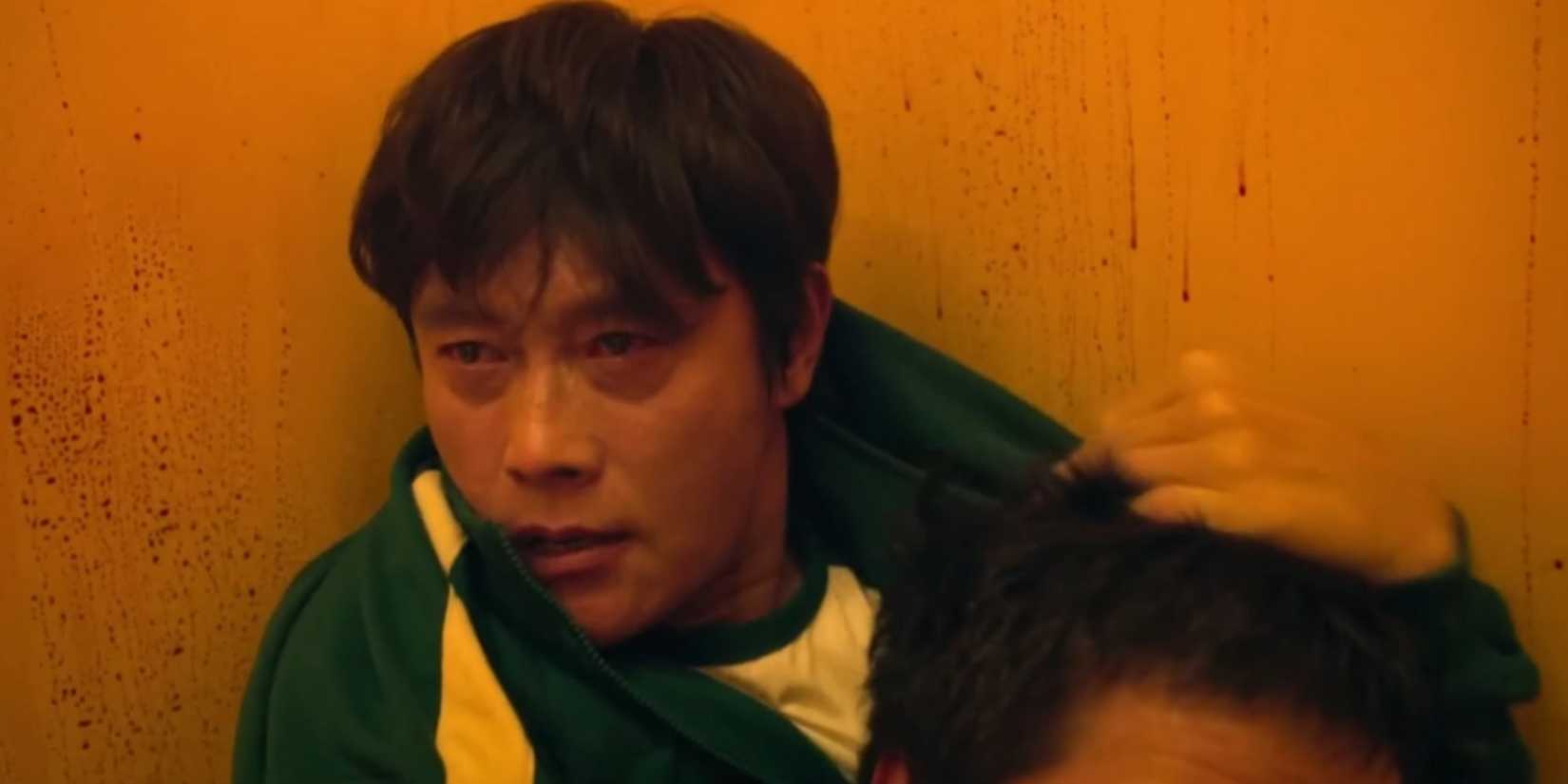 The Front Man kills a player in front of Jung-Bae in Squid Game