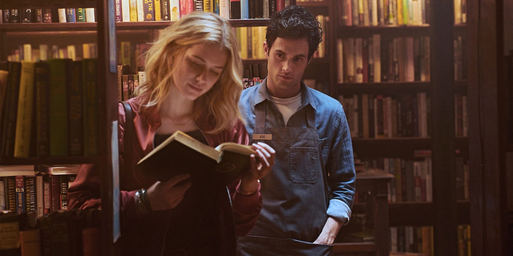 Beck (Elizabeth Lail) and Joe (Penn Badgley) in You season 1