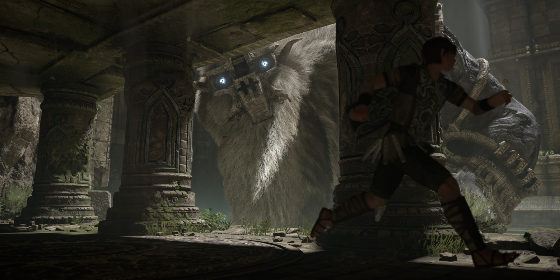Key Frame dari Remake Shadow Of The Colossus Menunjukkan Wander Berlari Di Balik Pilar