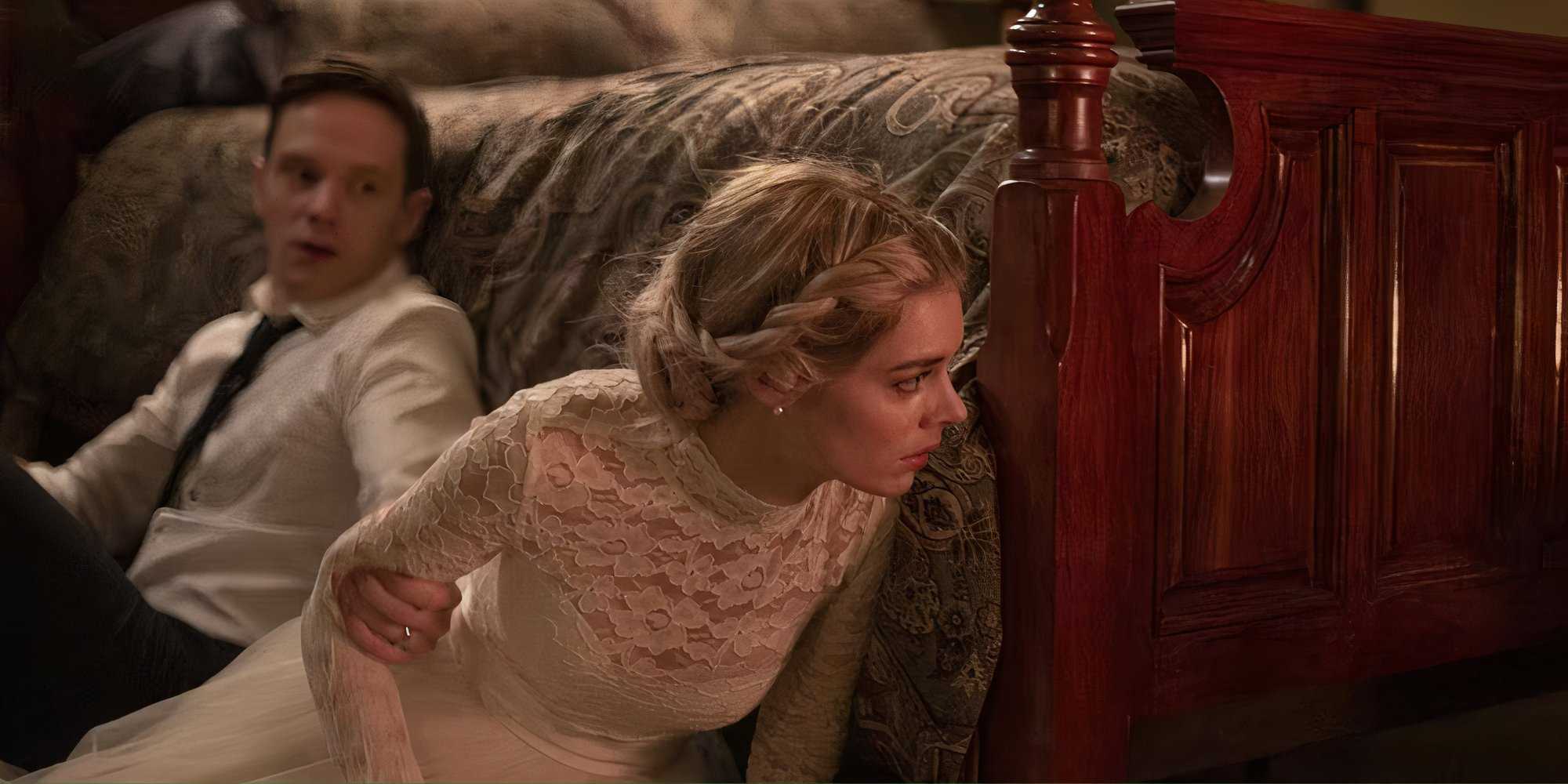 7 Film Horor yang Tayang di Netflix Bulan Ini dan Layak Ditonton 22 Alex and Grace hiding behind the bed in Ready or Not