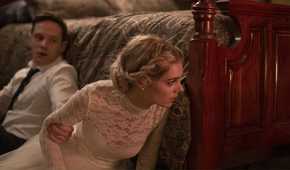 7 Film Horor yang Tayang di Netflix Bulan Ini dan Layak Ditonton 26 Alex and Grace hiding behind the bed in Ready or Not