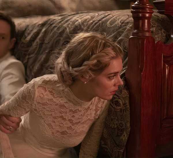 7 Film Horor yang Tayang di Netflix Bulan Ini dan Layak Ditonton 18 Alex and Grace hiding behind the bed in Ready or Not