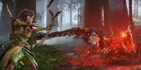 Aloy fighting a robotic enemy.