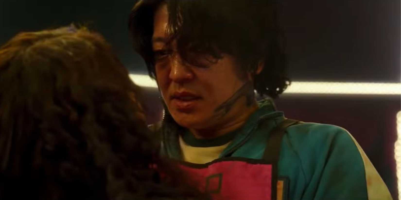 Squid Game - Jang Deok-su dies at the hands of Han Mi-nyeo.