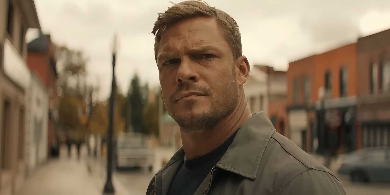 Alan Ritchson as Jack Reacher in Reacher