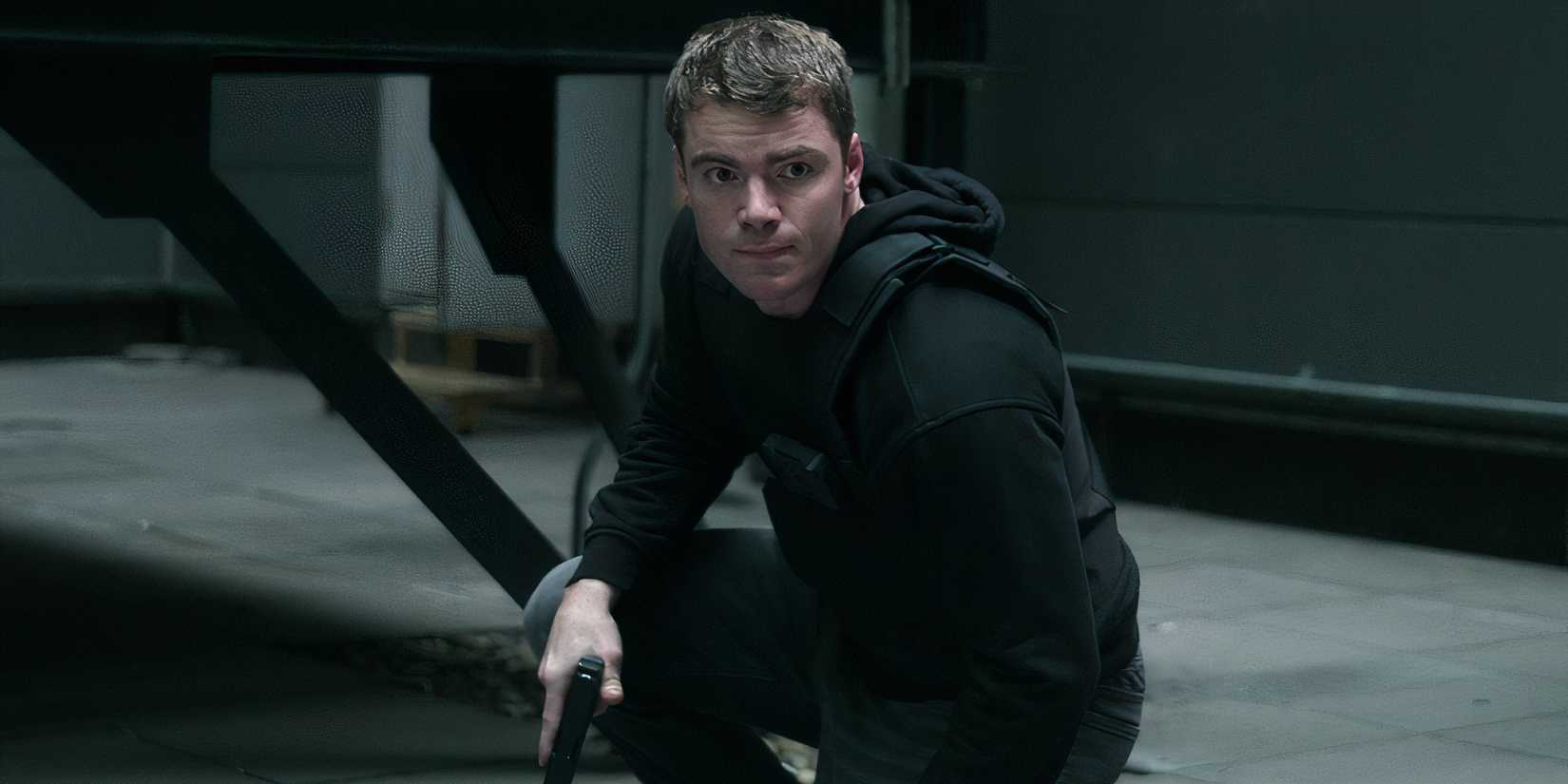 Agen Sutherland dalam serial The Night Agent di Netflix