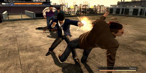 Fighting enemies in Yakuza 4