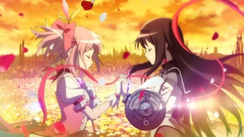 madoka-homura-holding-hands