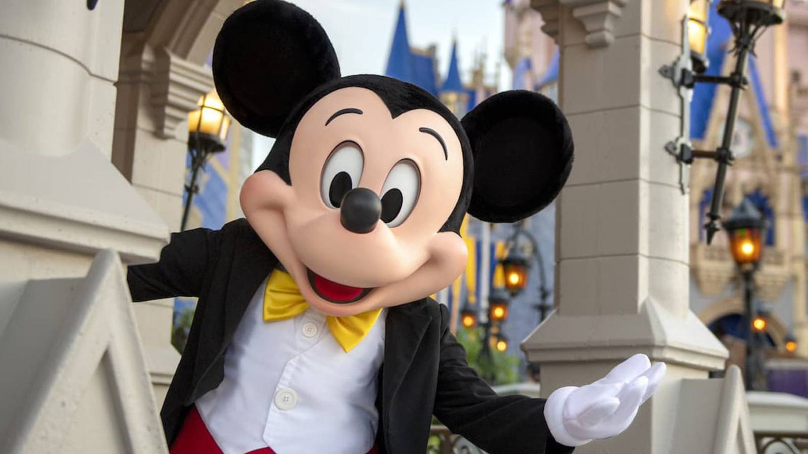 Disney Theme Park News: New Moana Topiary, World of Color Happiness! Update, And More