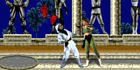 Sonya fighting Raiden in Mortal Kombat