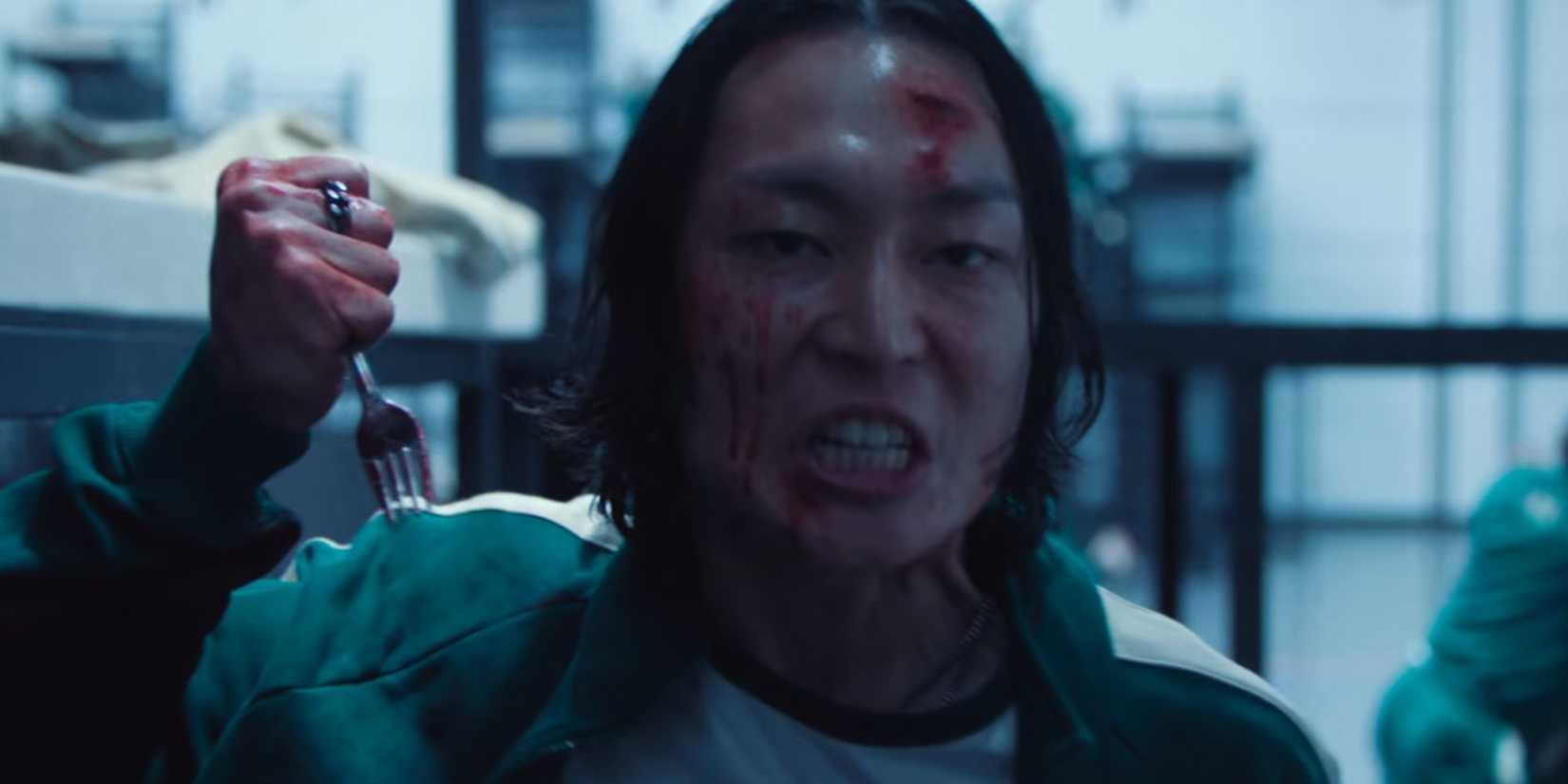 Nam-gyu stabs other players with a fork.