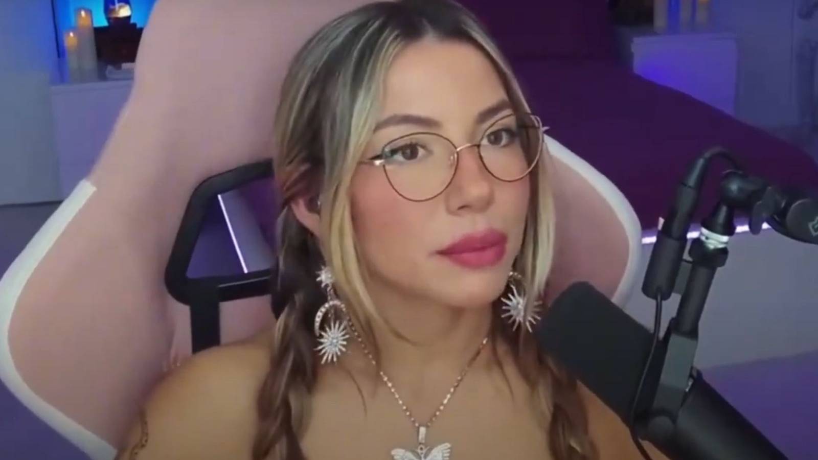 twitch streamer queengloriarp wearing glasses