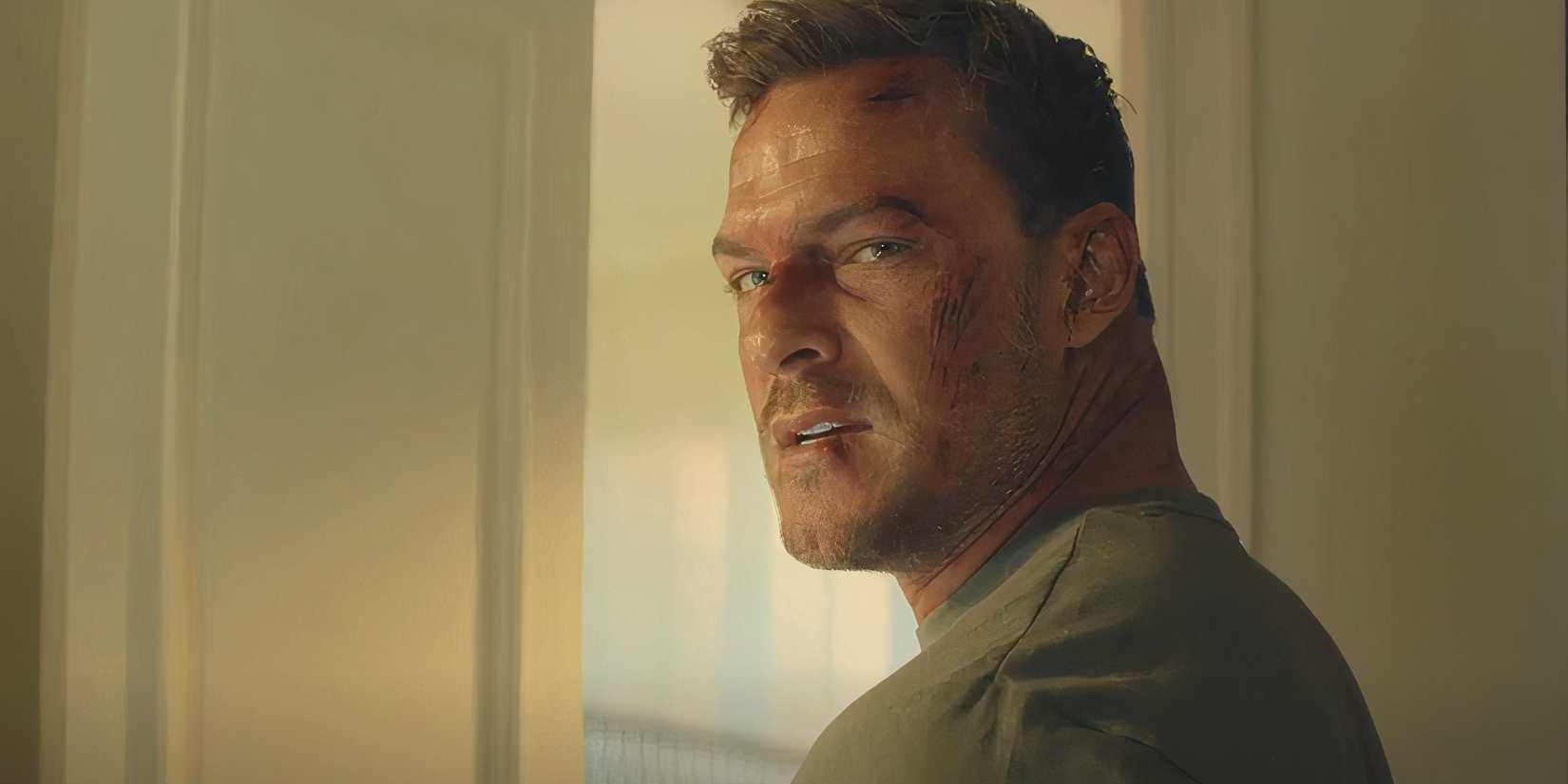 Alan_RitchsonReacher