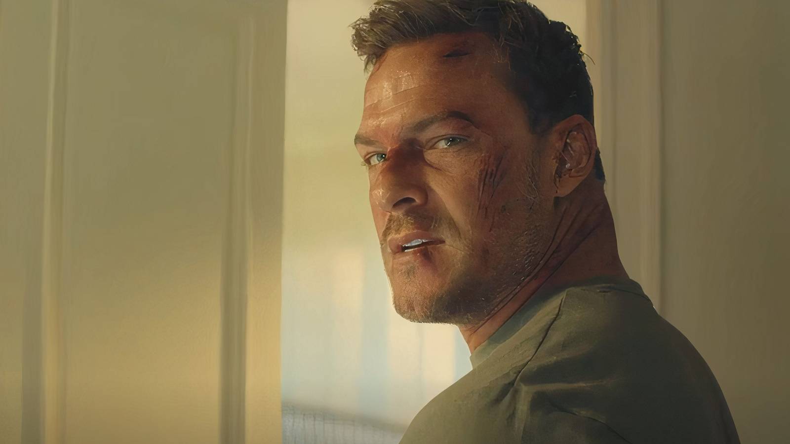 Alan_RitchsonReacher