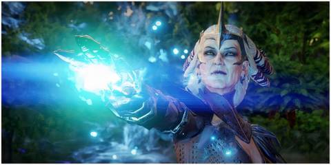 Flemeth using her magic in Dragon Age: Inquisition