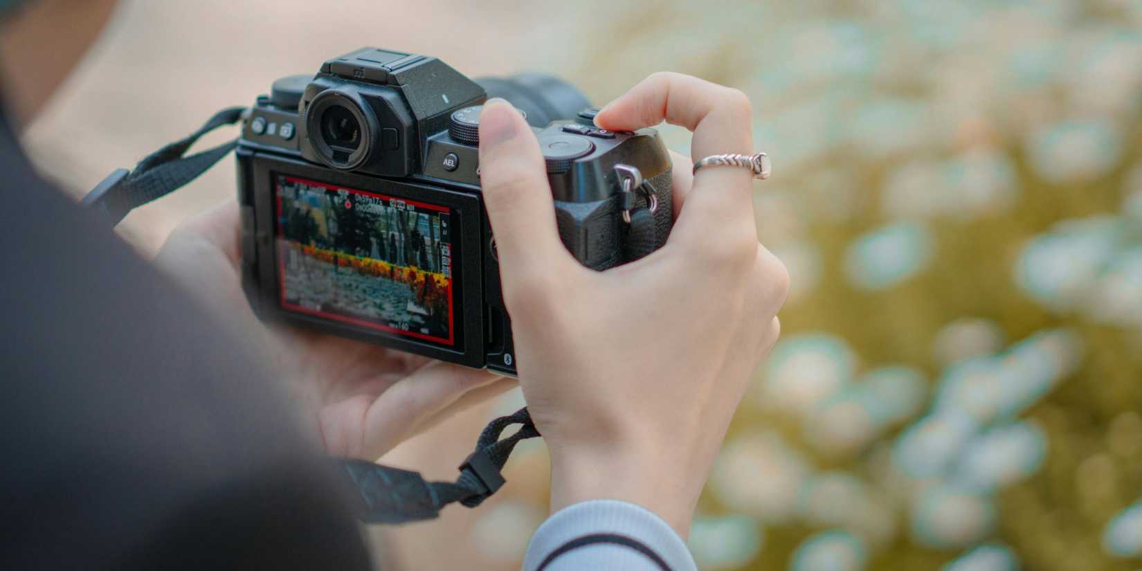 Image of a viewfinder on a camera.