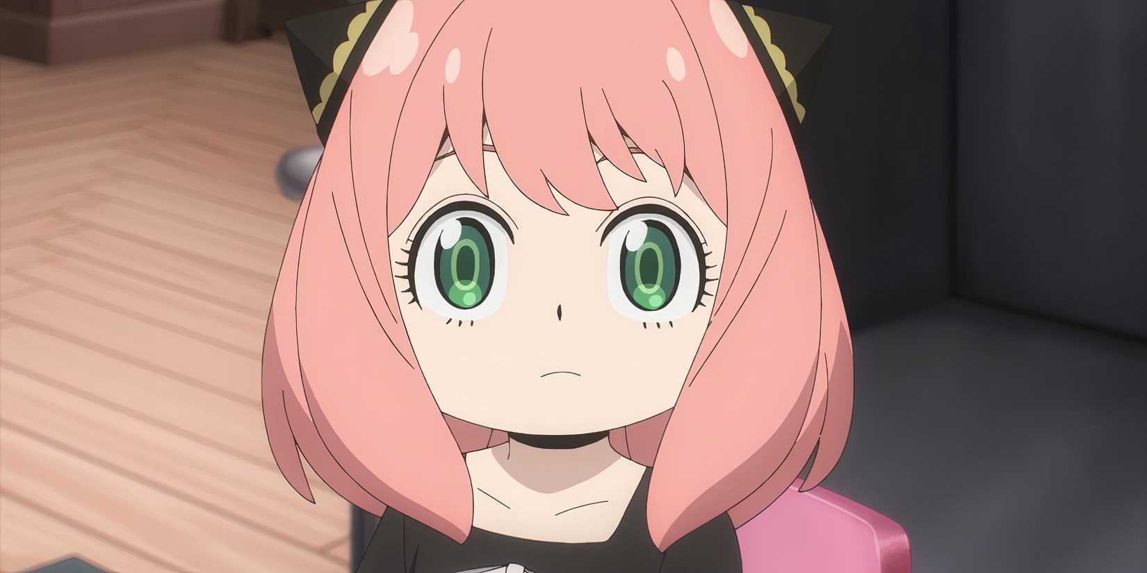 Anya Forger dělá doma vážnou tvář.