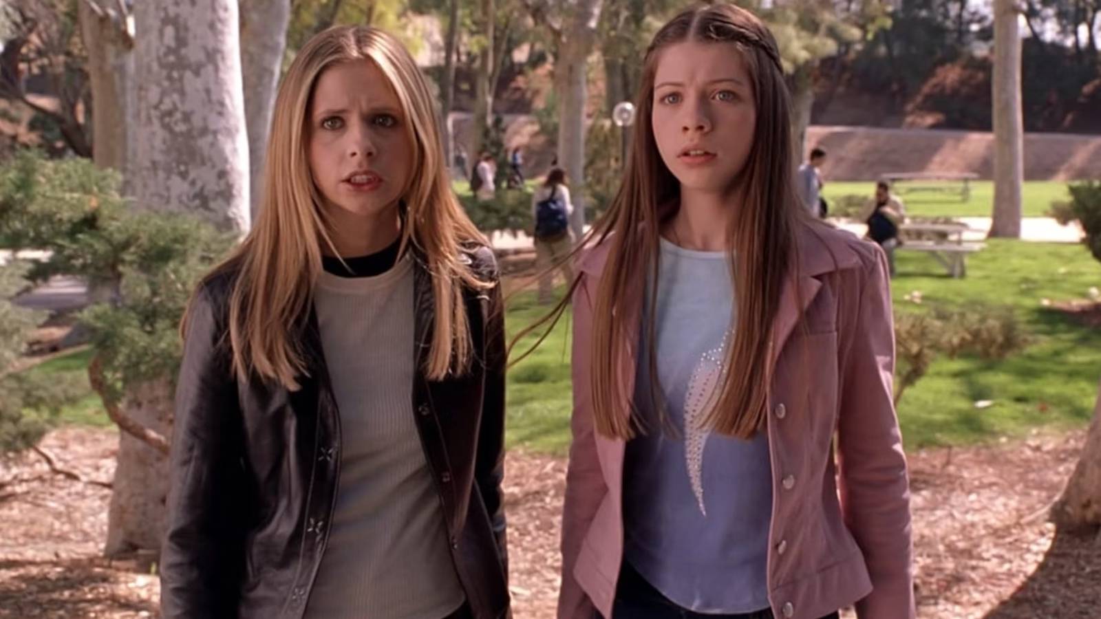Buffy (Sarah Michelle Gellar) and Dawn (Michelle Trachtenberg) on Buffy the Vampire Slayer