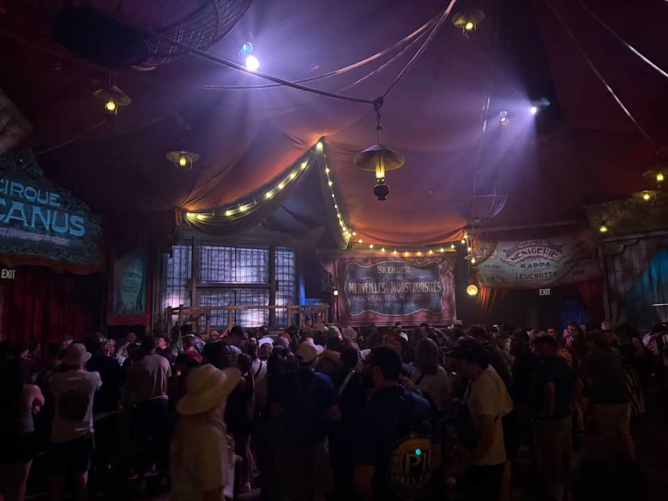 le cirque arcanus pre show room