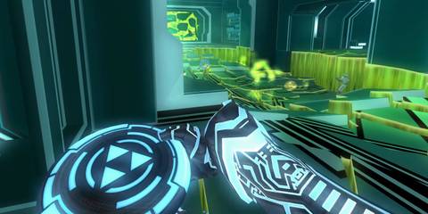 Jet Bradley holding his Identity Disc in Tron 2.0