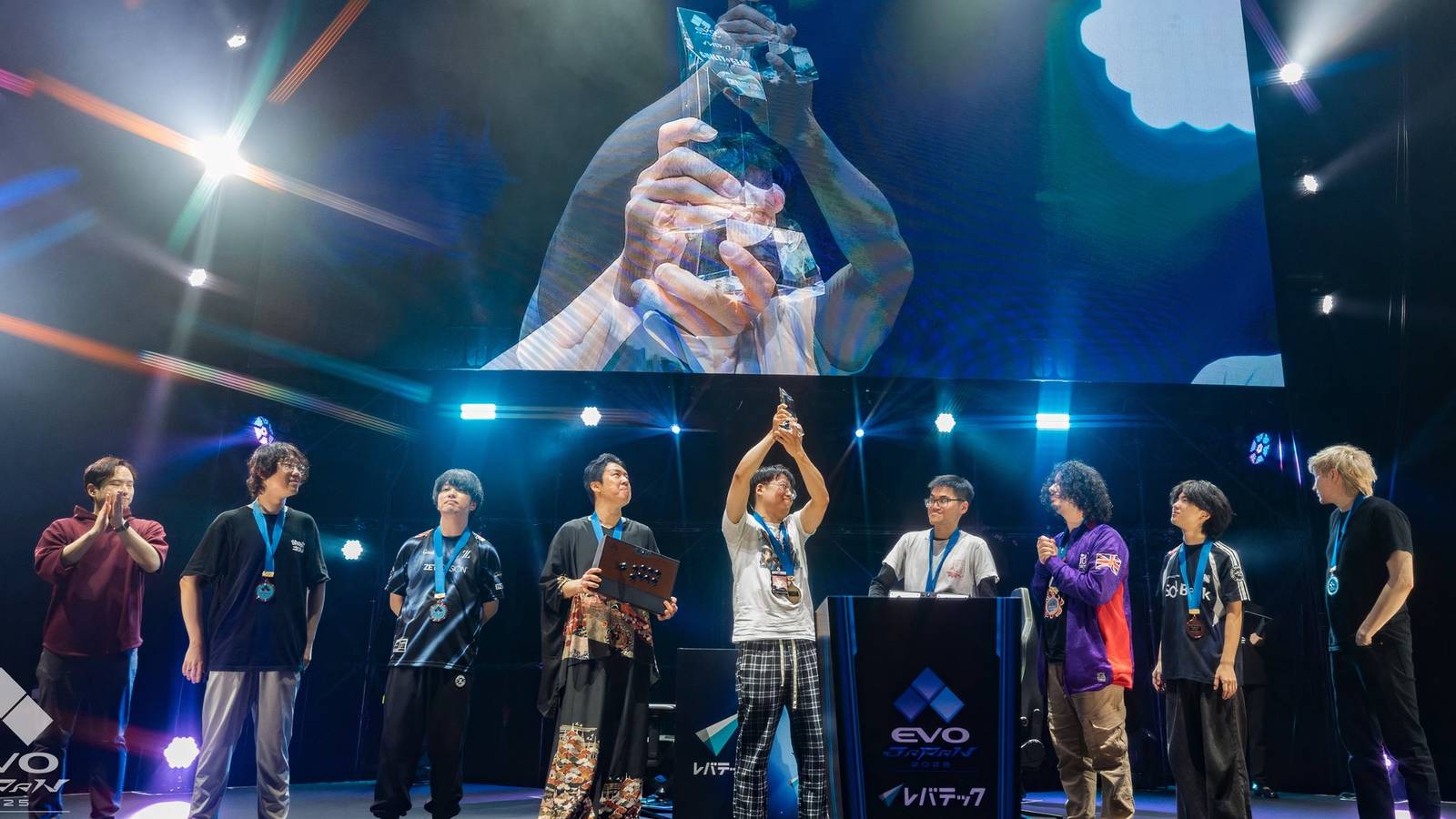 an overheating ps5 causes controversy in the final match of the guilty gear strive championship at evo japan 2025.