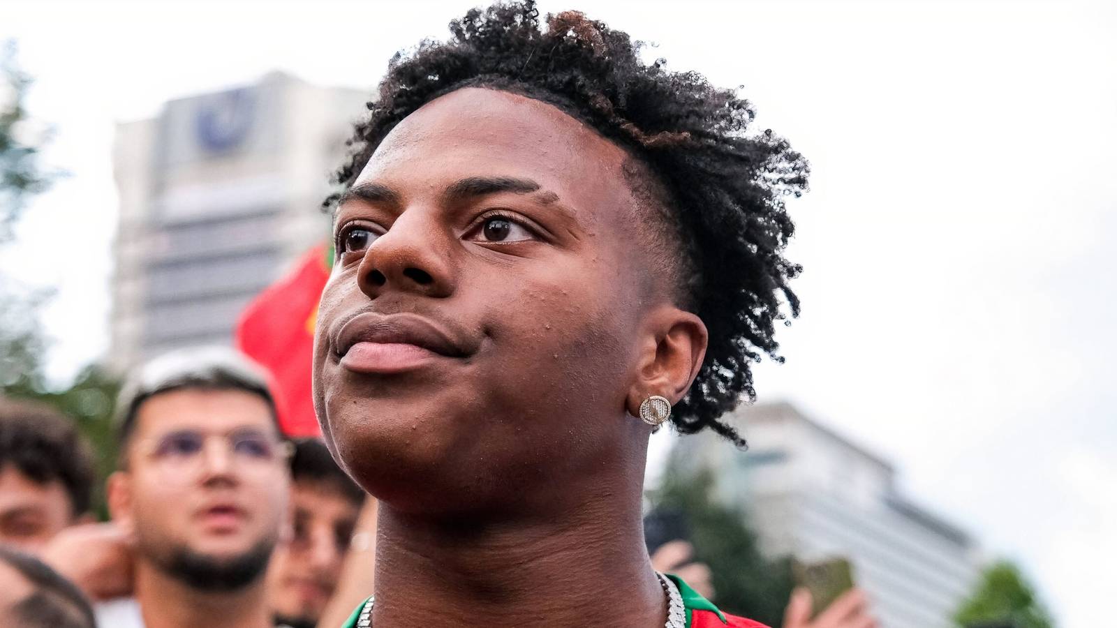 ishowspeed gets swatted while streaming an IRL at kfc