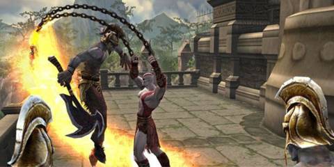 Kratos fighting some enemies in God of War 2.