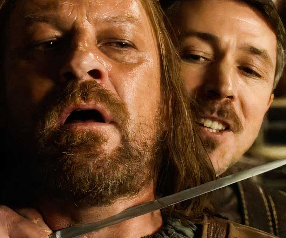 Alasan Ned Stark Harus Mati di Game of Thrones 7 Petyr Baelish holding a knife to Ned Stark's throat in Game of Thrones