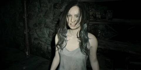 Mia in a dark room in Resident Evil 7