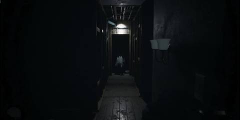Visage Lucy at the end of dark hallway
