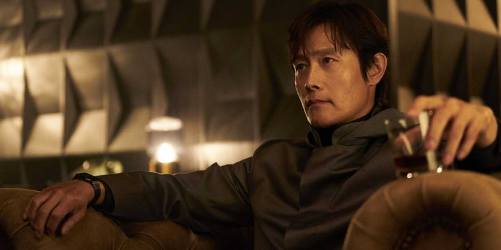 Hwang In-ho watching the games - Squid Game