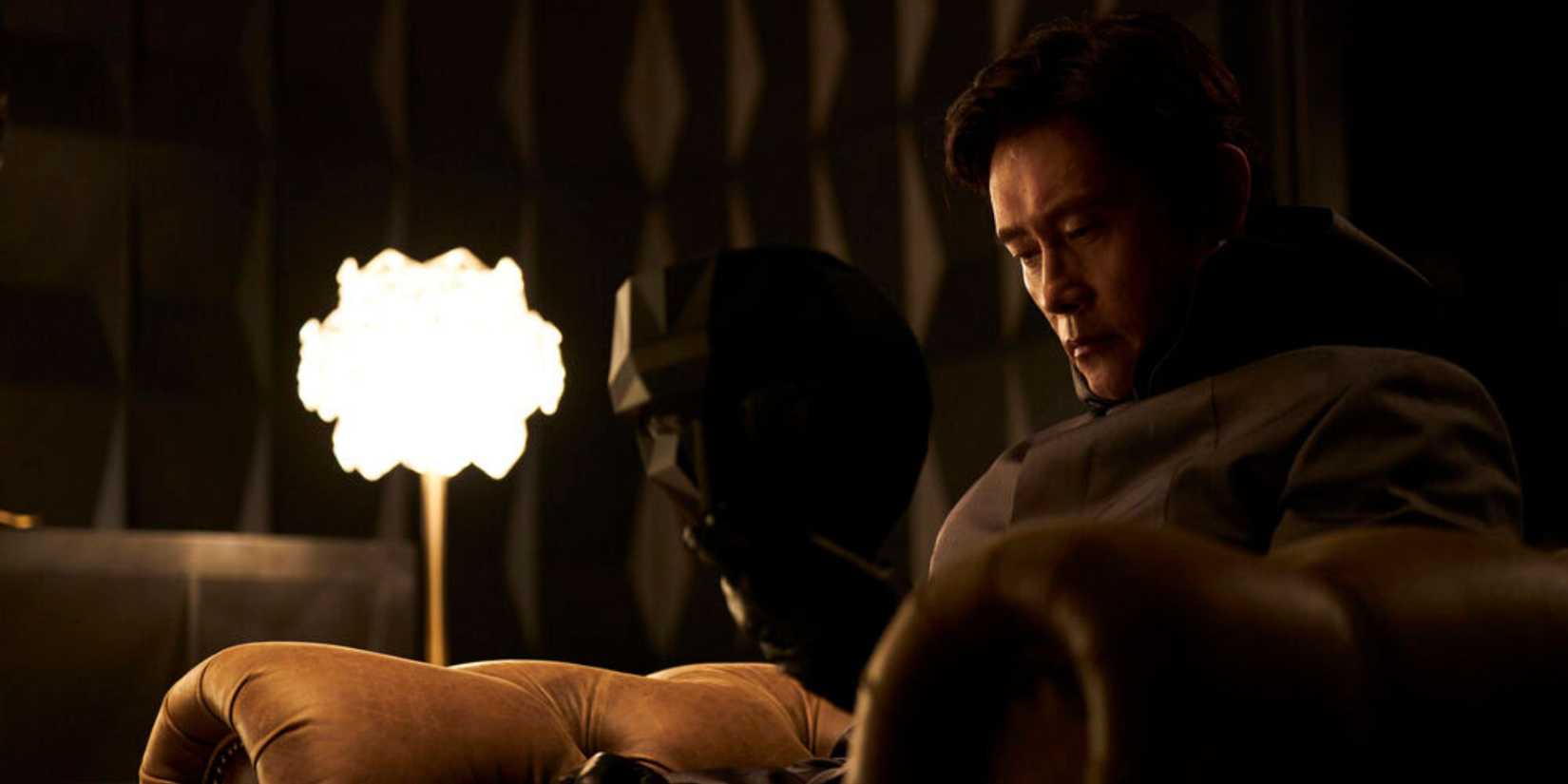 In-ho looking at his mask - Squid Game