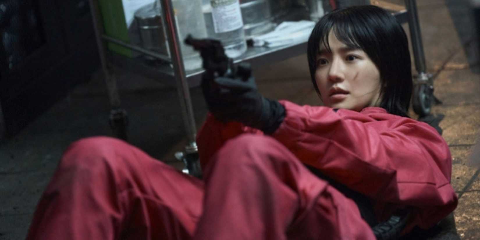 Kang no-eul fighting the other guards - Squid Game