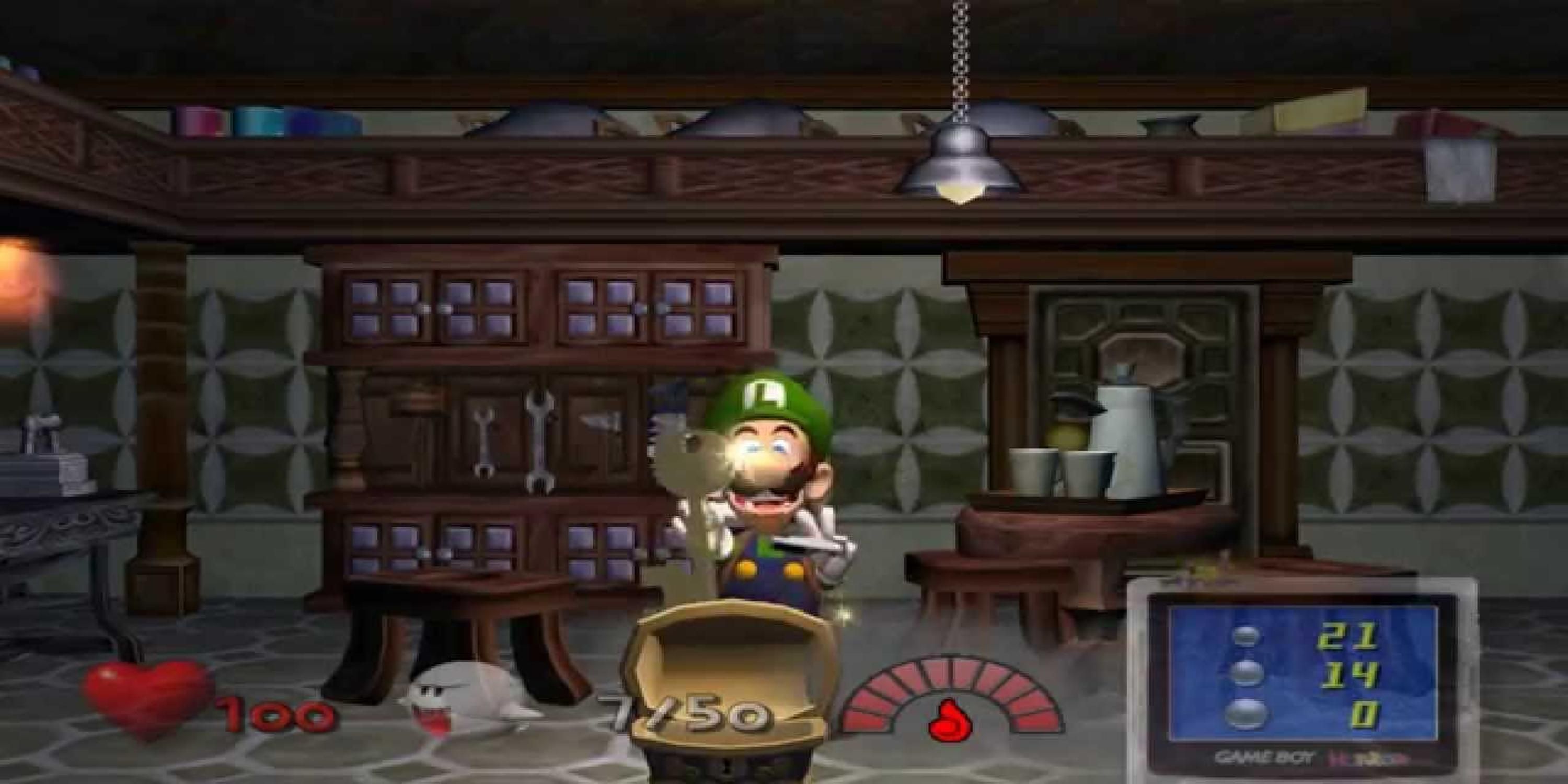 Luigi holding a key in Luigi's Mansion