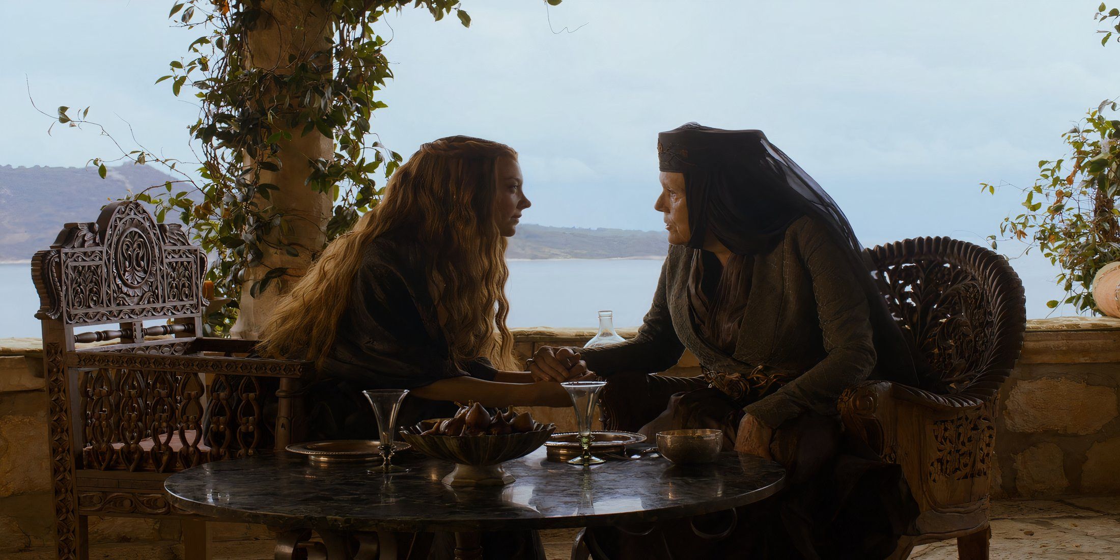 Margaery and Olenna Tyrell talking to each other in Game of Thrones