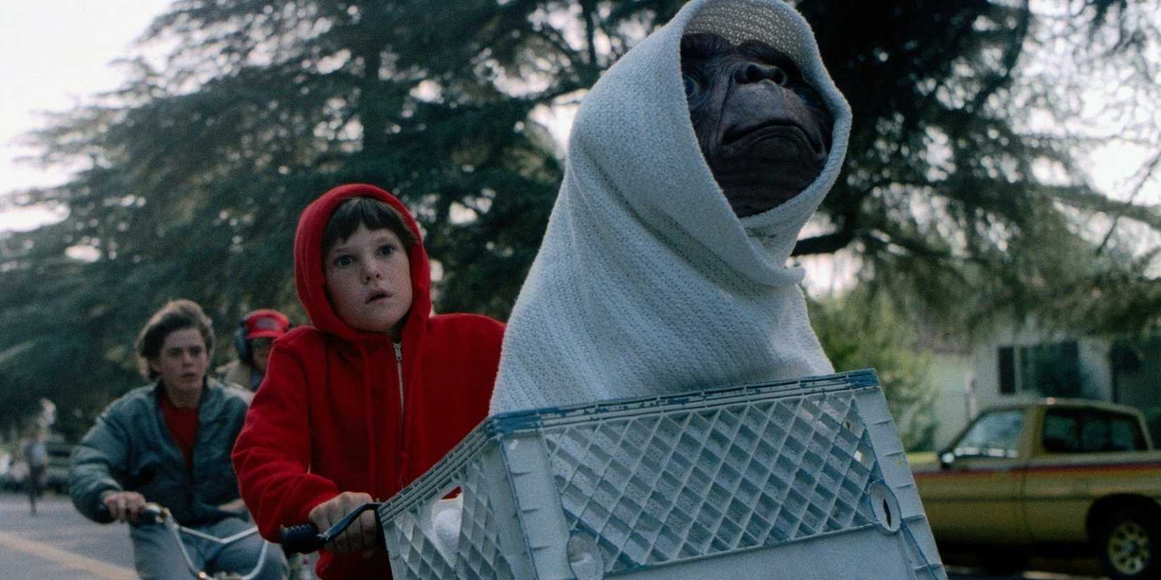 Protagonists of ET The Extra-Terrestrial in an intense chase scene
